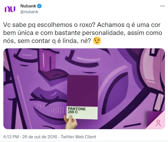 alt="Imagem de um print do twitter da empresa Nubank, em que a marca afirma escolher o roxo porque é uma cor única e com bastante personalidade, assim como a própria empresa."